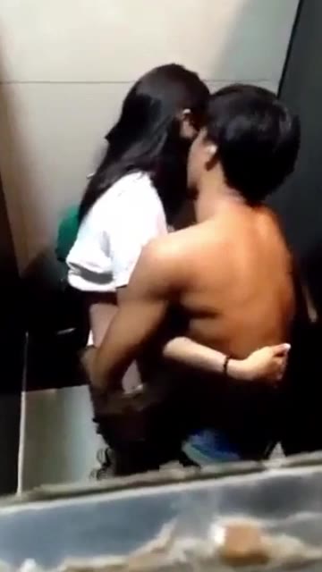 ➤ Morritos pillados cogiendo en el baño Colegiala Casero 